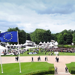 Der Eine-Welt-Solar-Kollektor ist bei der „Woche der Umwelt“ im Berliner Schlosspark Bellevue 