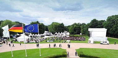 Der Eine-Welt-Solar-Kollektor ist bei der „Woche der Umwelt“ im Berliner Schlosspark Bellevue 